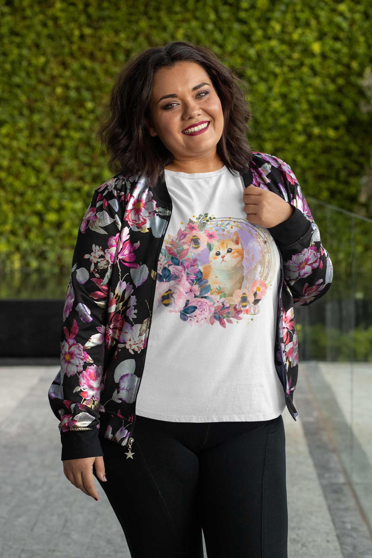 Bee & Tabby T-Shirt product thumbnail image Bee & Tabby T-Shirt product thumbnail image