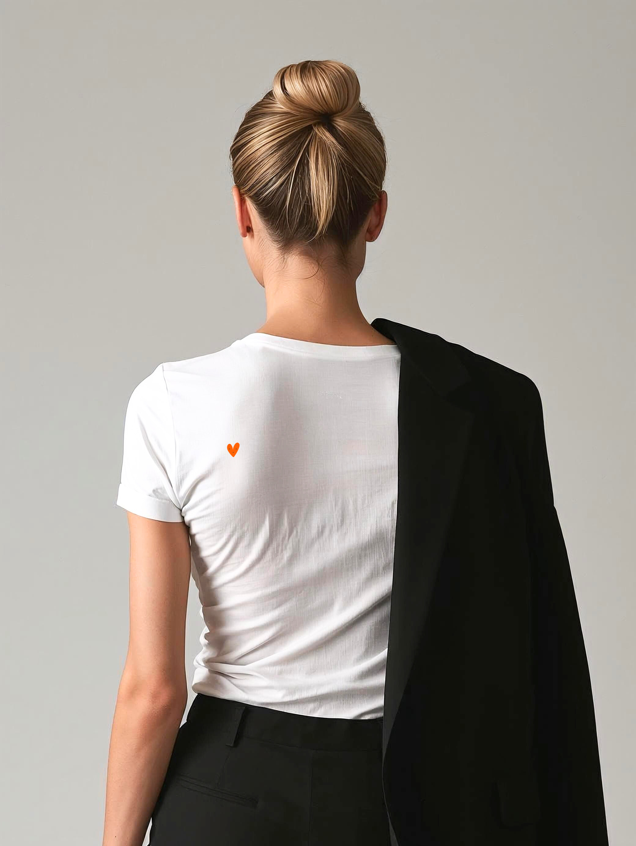 Mom life Tee, Ich Fühls Minimal, mini herz im rückenT-Shirt  for Women  product thumbnail image