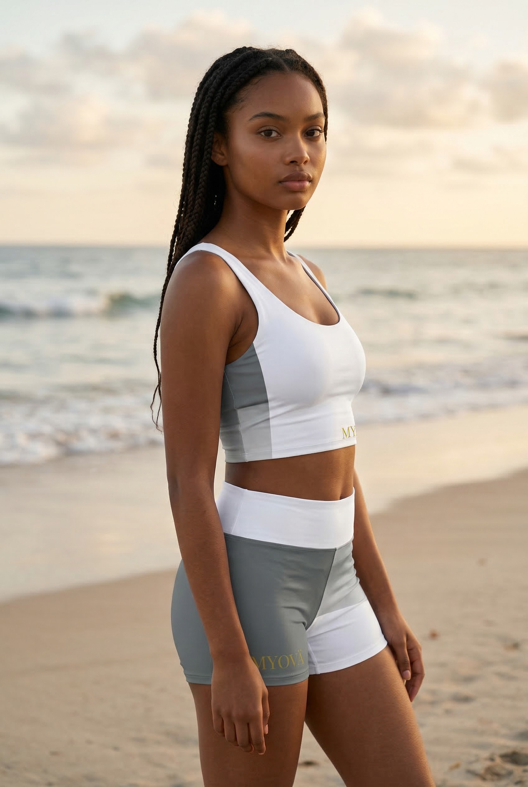 Short de yoga gris à blocs de couleur — Short de sport extensible pour femme product thumbnail image Short de yoga gris à blocs de couleur — Short de sport extensible pour femme product thumbnail image