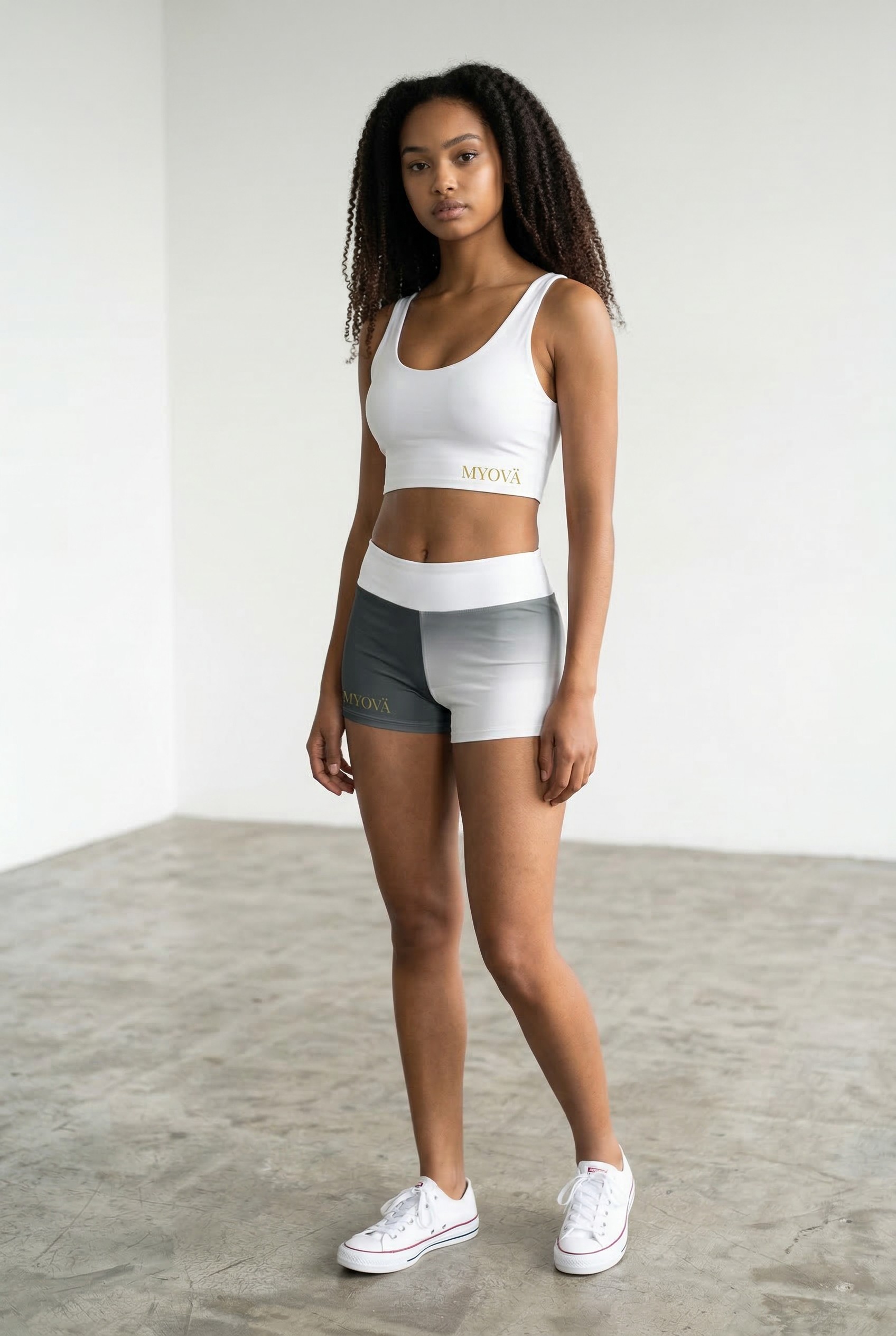 Short de yoga gris à blocs de couleur — Short de sport extensible pour femme product thumbnail image Short de yoga gris à blocs de couleur — Short de sport extensible pour femme product thumbnail image